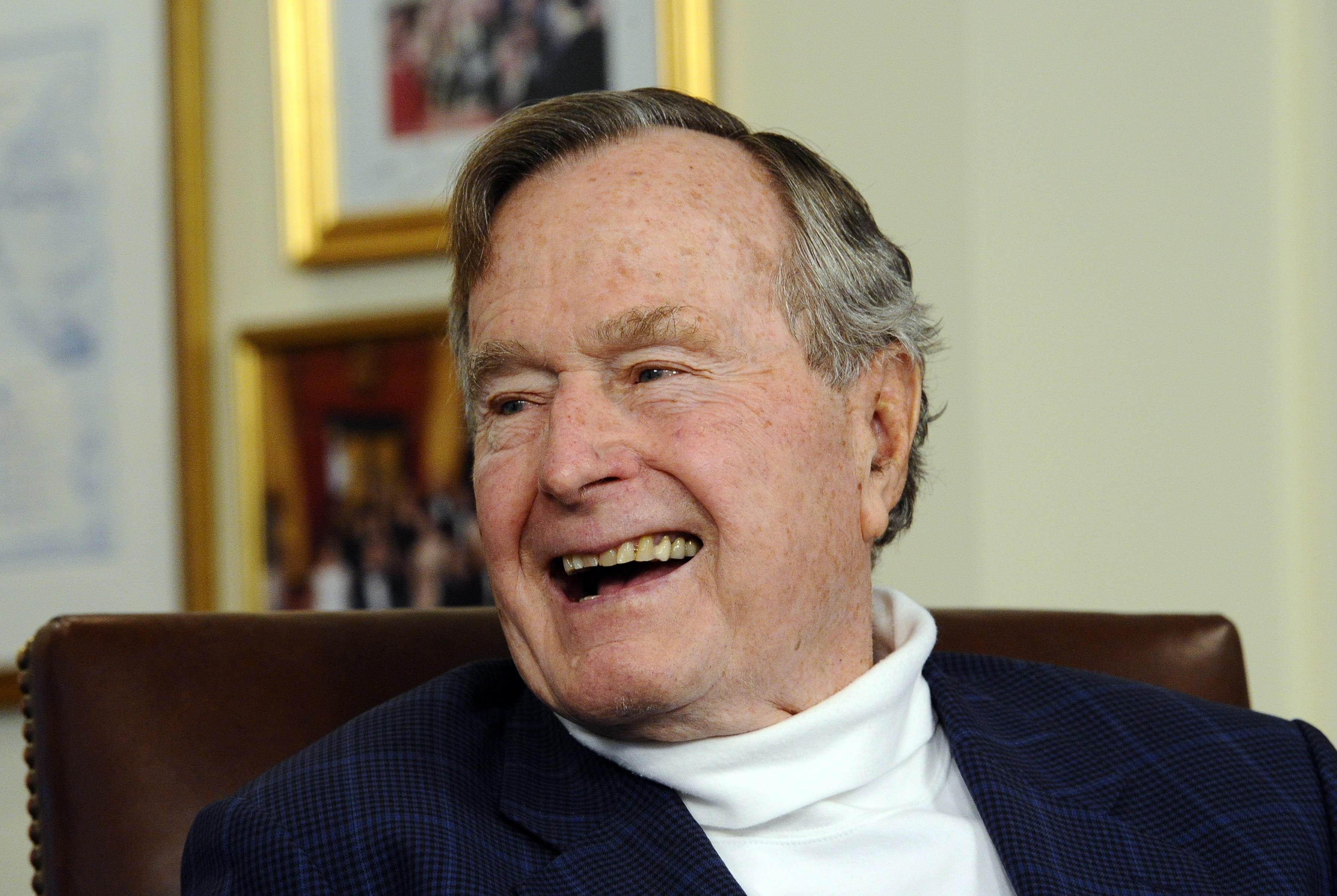Bush padre seguirá hospitalizado, pero está "de buen ánimo"