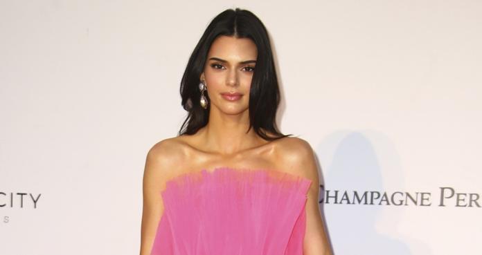 Kendall Jenner cautiva con vestido de raja junto a Jimmy Fallon