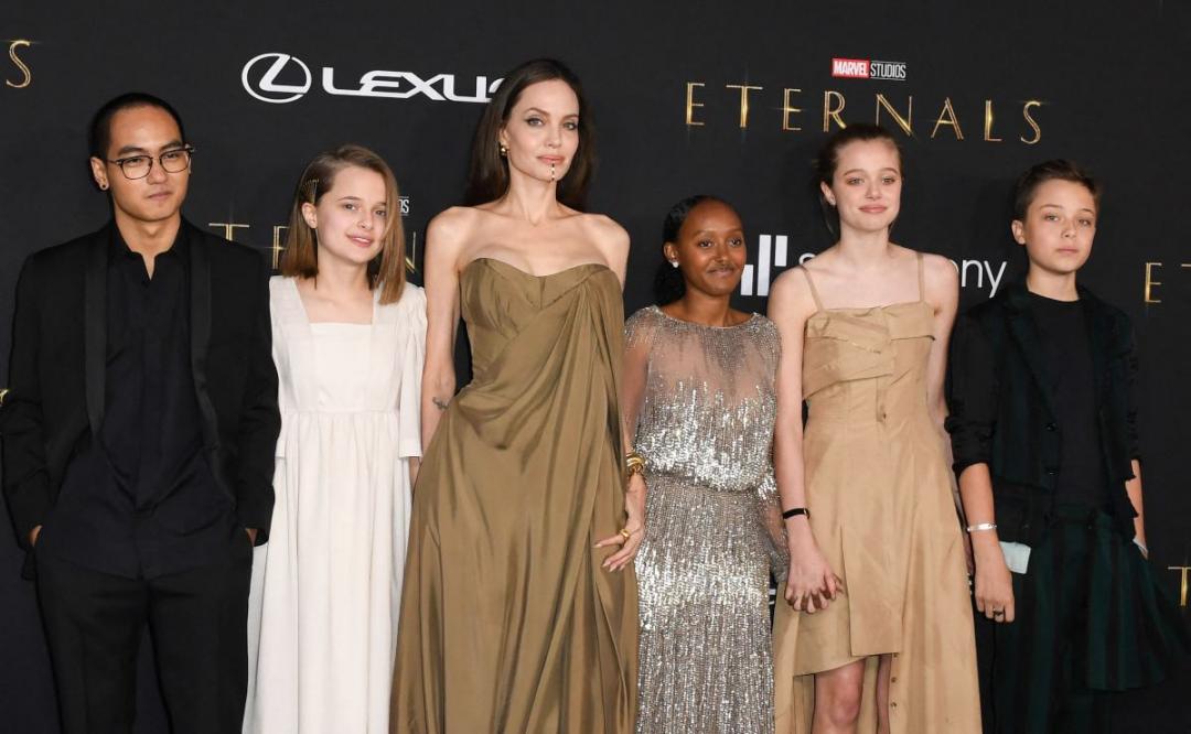 Angelina Jolie corta el pelo a sus hijas, Zahara y Shiloh, en apoyo a las mujeres de Irán