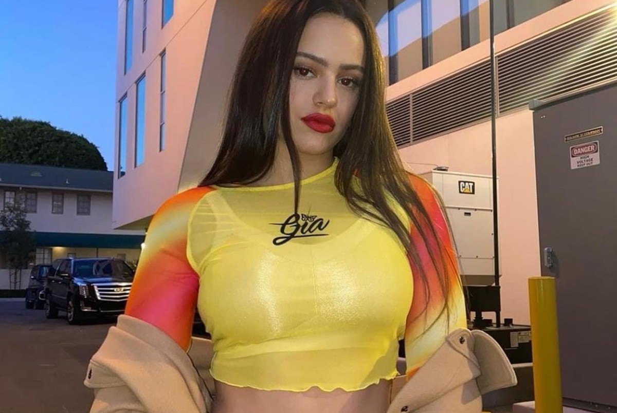 Rosalía impacta en Instagram con sensual traje de baño rojo