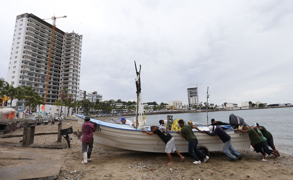 Ante cercanía del huracán Orlene, municipios de Nayarit y Jalisco suspenden clases