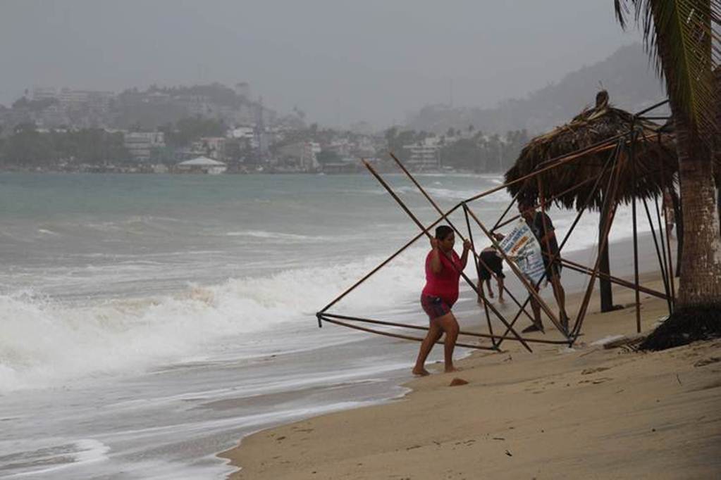 "Jova" se intensifica a huracán categoría 2; se esperan lluvias fuertes en Jalisco, Colima, Michoacán y Guerrero