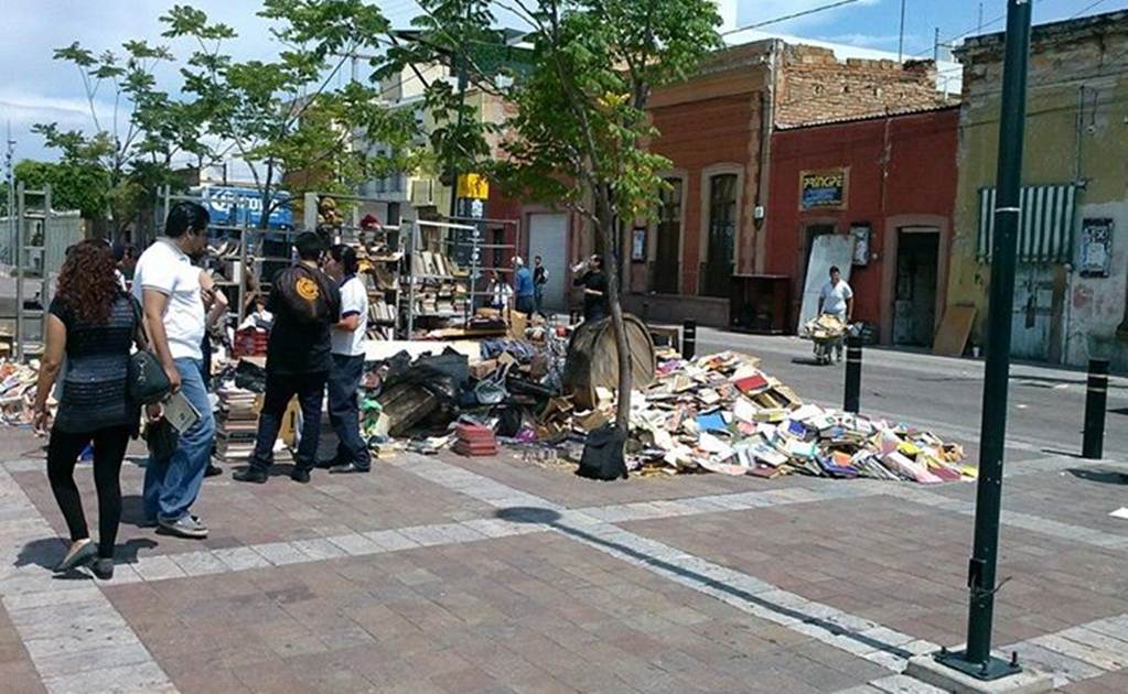 Desalojo de librería deja a 'letras' en la calle en Guanajuato