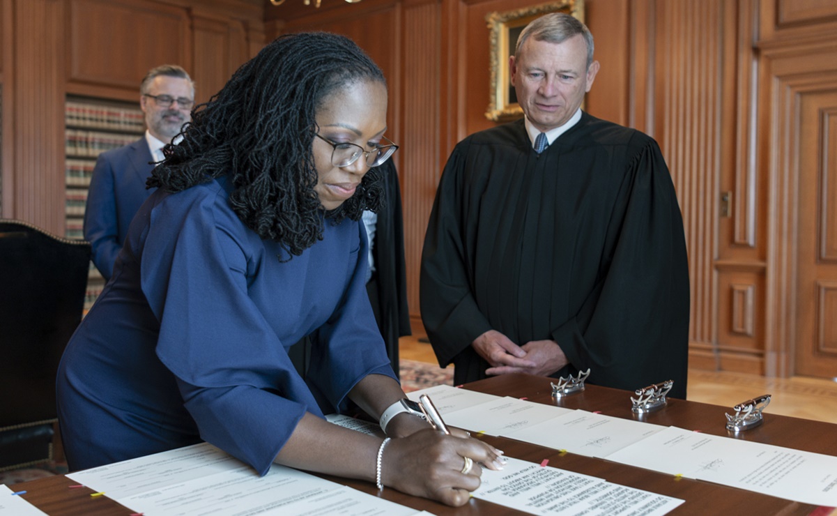 Ketanji Brown presta juramento y se convierte en la primer juez afroestadounise en la Corte Suprema de EU