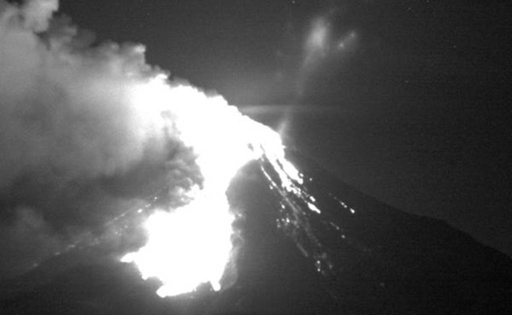 Volcán de Colima registra actividad eruptiva