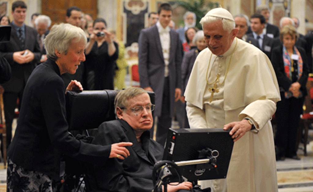 Stephen Hawking fue recibido por los últimos cuatro papas
