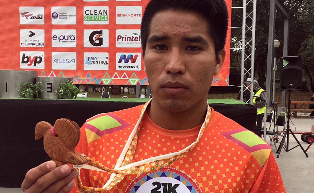 Tarahumara ganador de maratón diseña su propia medalla