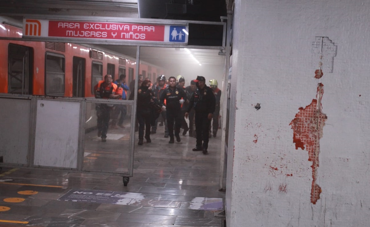 VIDEO Línea 2 del Metro: hombre desciende a las vías en la estación Hidalgo y provoca corto circuito