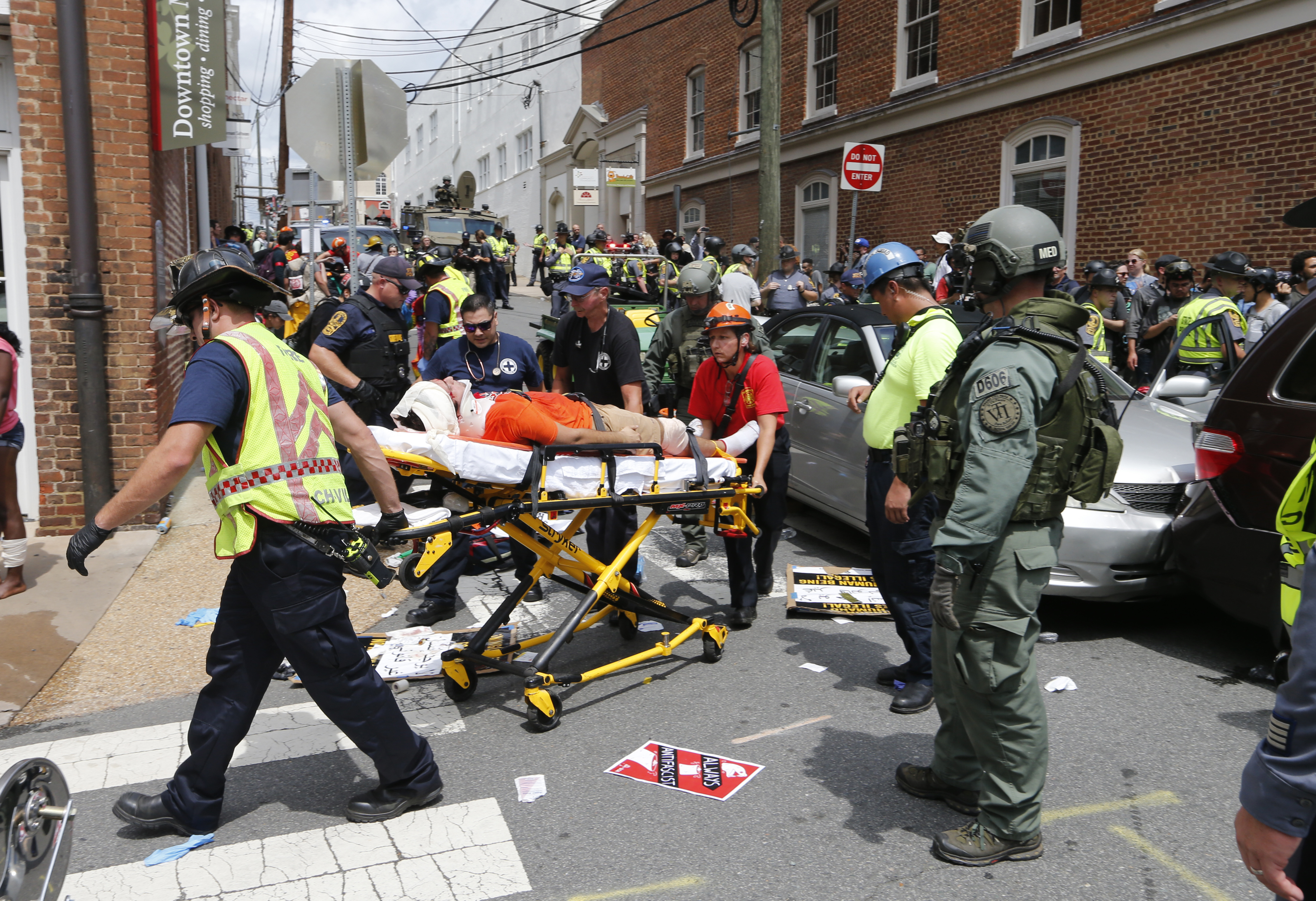 Atropellamiento en Charlottesville deja un muerto y 19 heridos