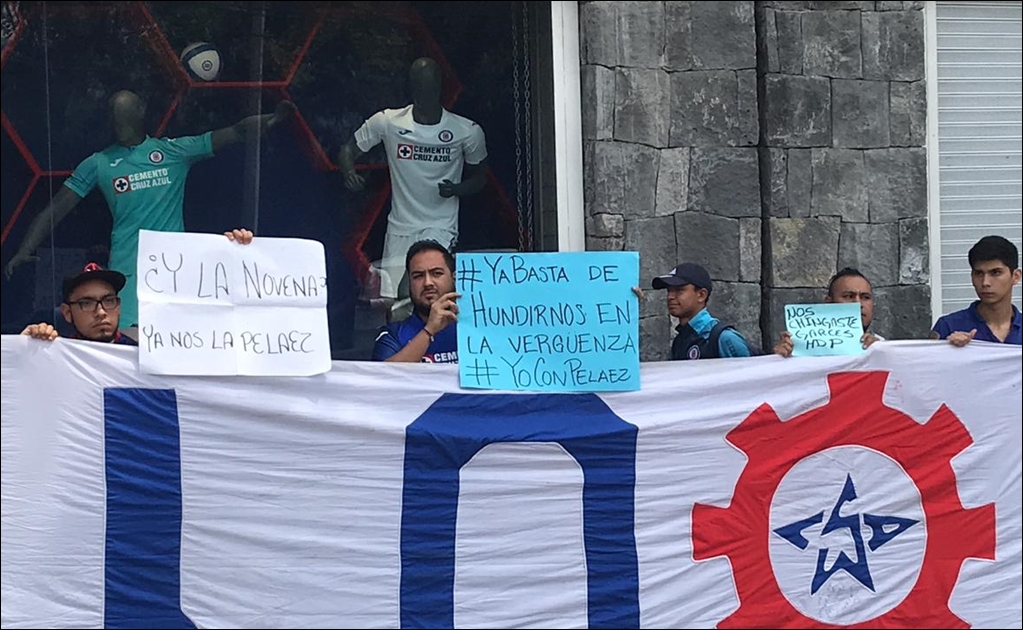 Molestos, protestan aficionados de Cruz Azul en La Noria