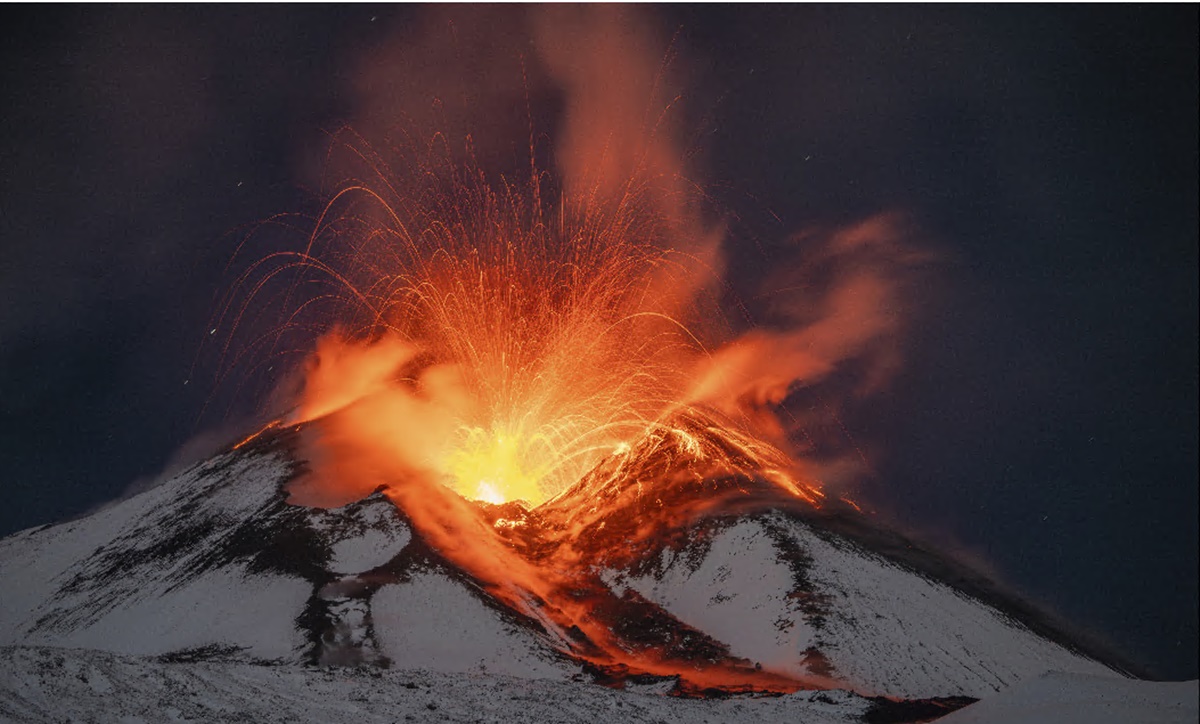 Volcán Etna vuelve a activarse tras 250 "minierupciones" en los últimos diez días