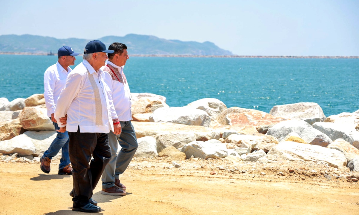 AMLO supervisa avances del rompe olas del nuevo puerto de Salina Cruz, Oaxaca