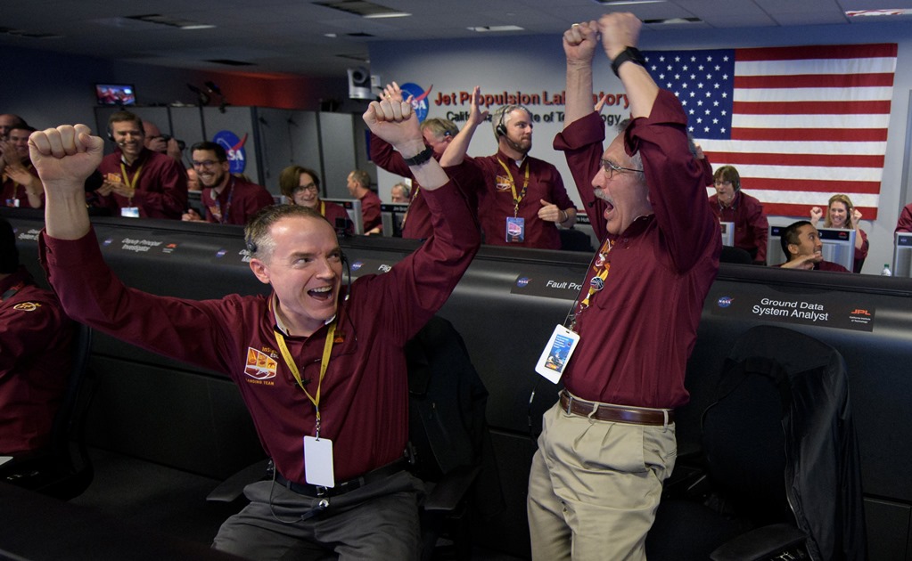 InSight ya aterrizó y manda su primera foto desde Marte