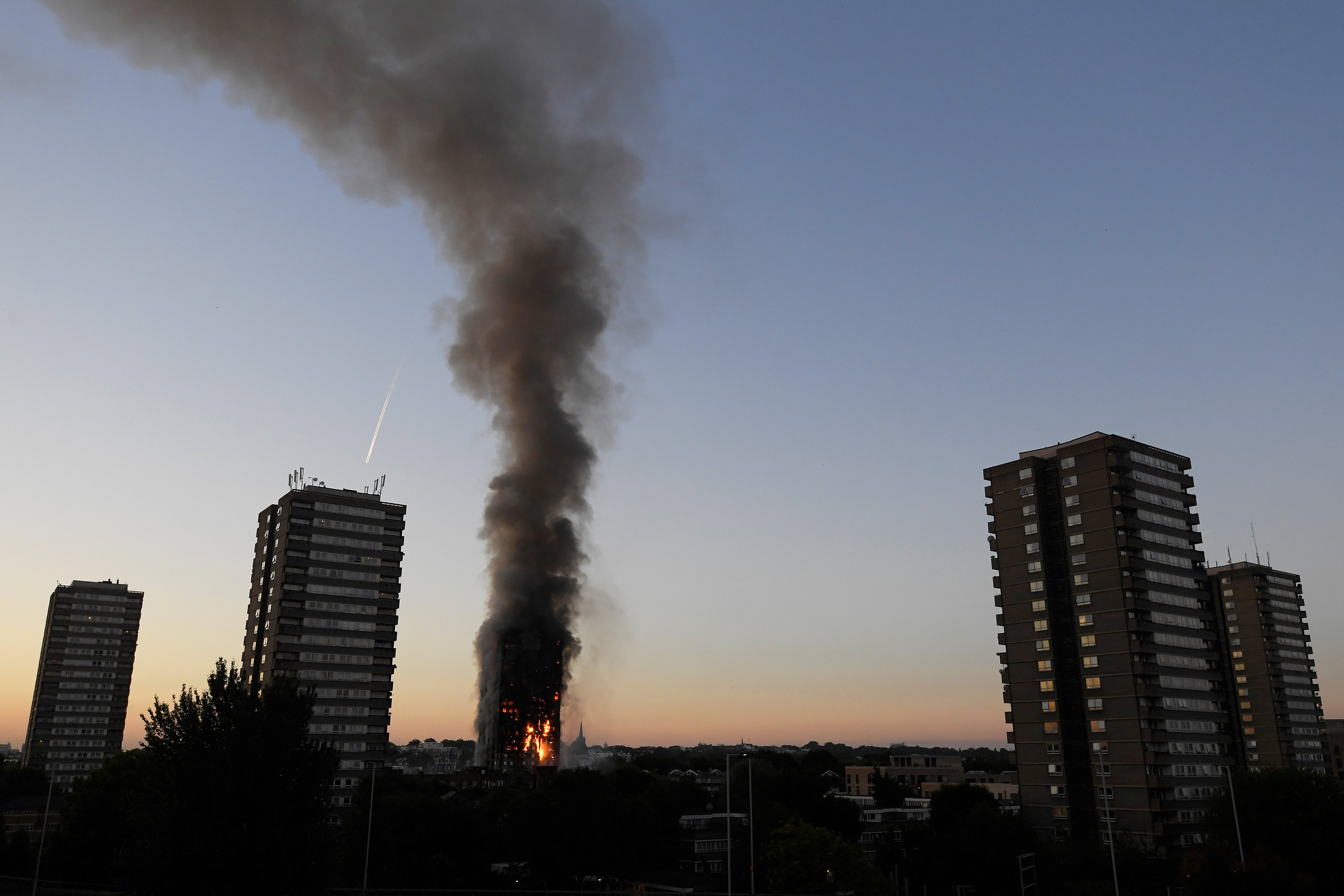 Varios muertos y 30 heridos en incendio de edificio en Londres