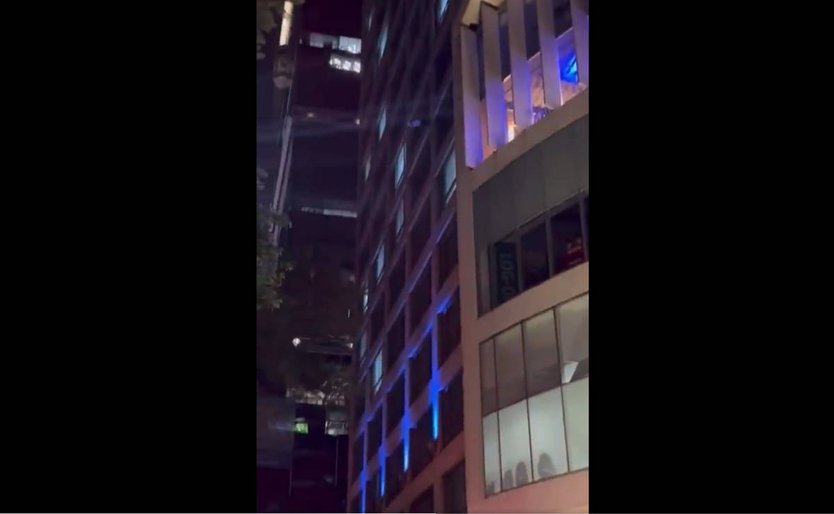 Muere mujer tras lanzarse desde un alto piso en Reforma 222