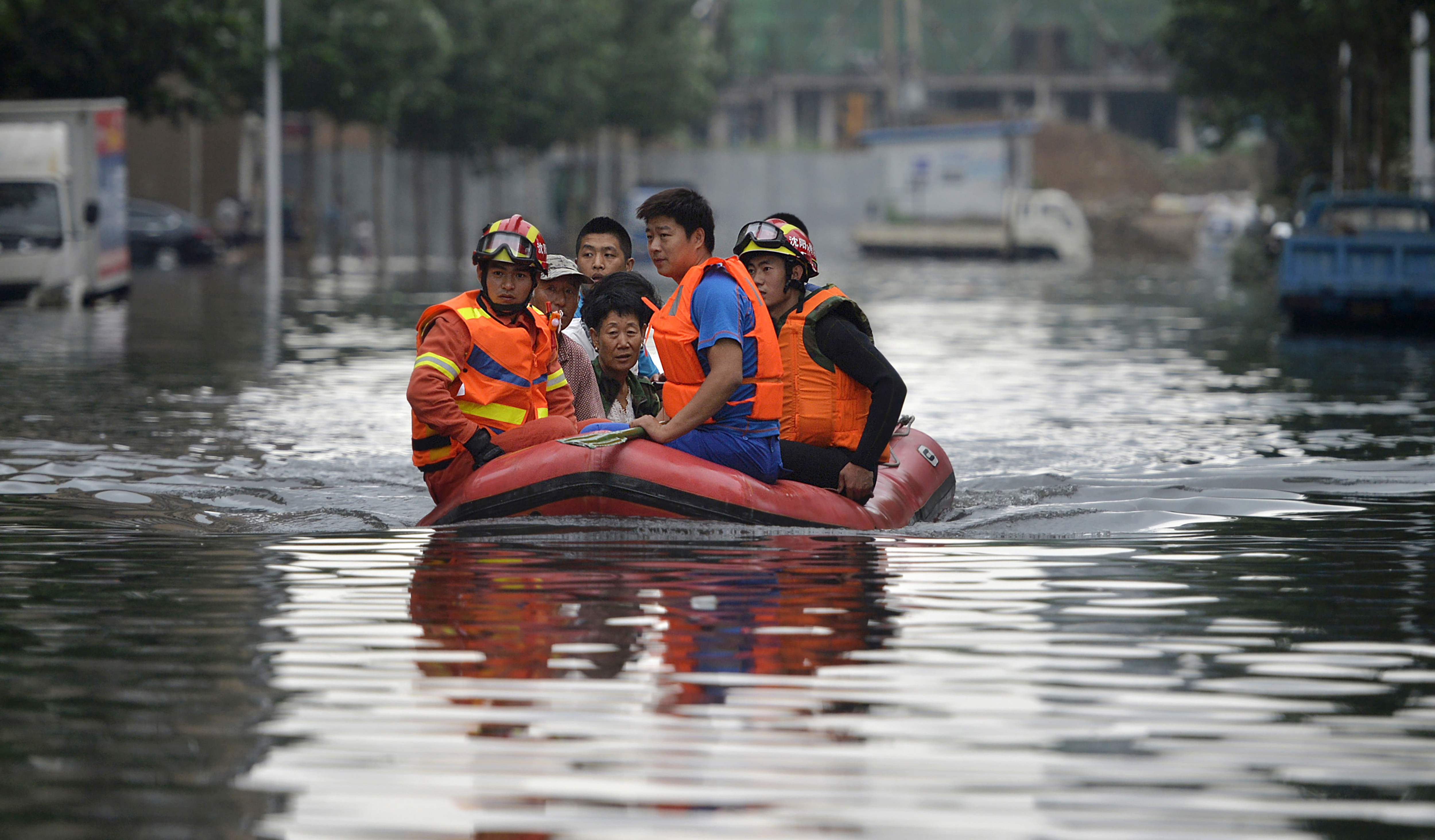 Cancelan clases y transporte público en sur de China por tifón