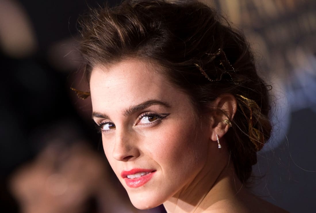 Emma Watson, despampanante con su look más sensual y elegante, en bralette
