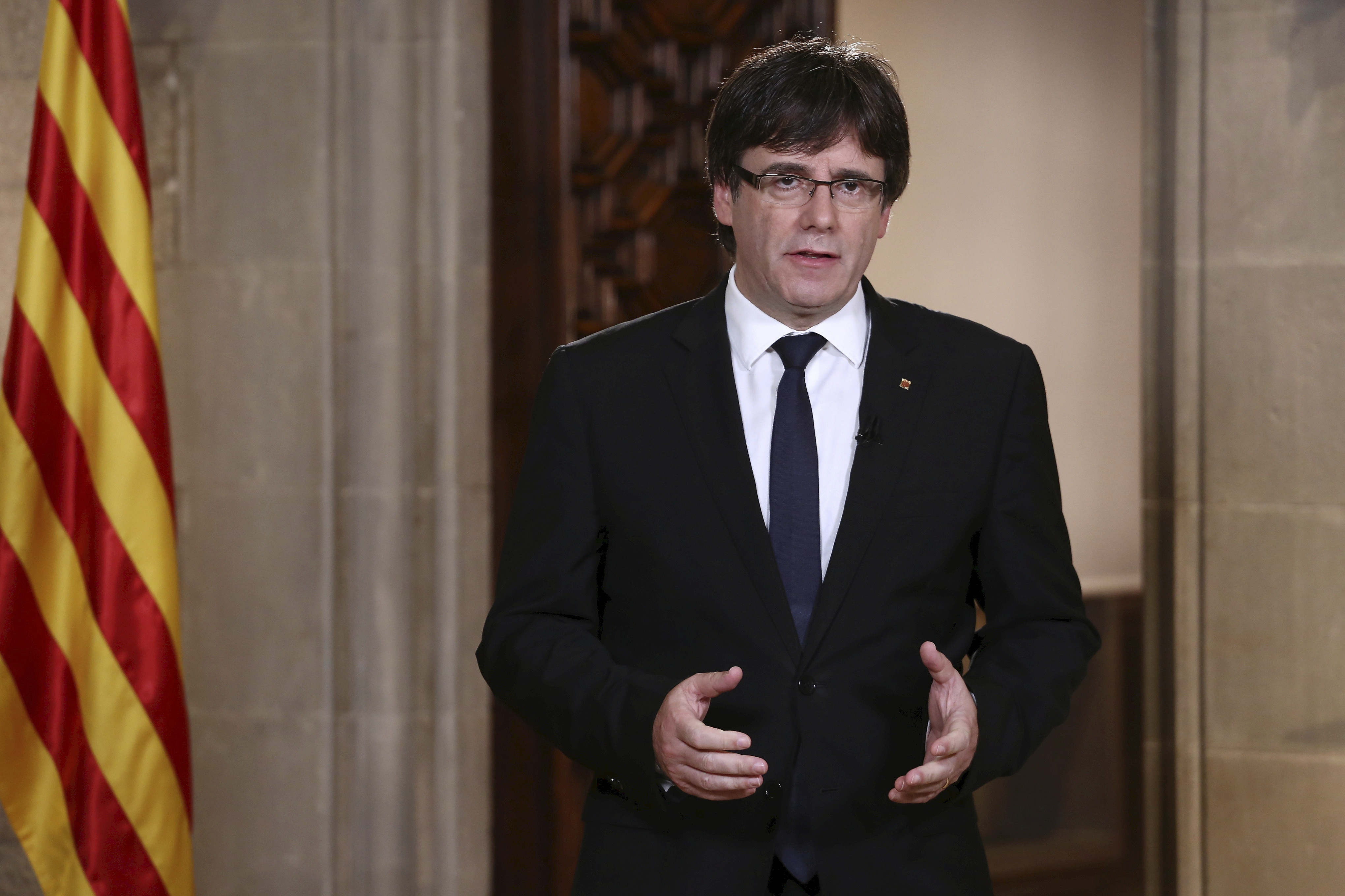 Puigdemont acusa al rey de ignorar "a millones de catalanes"; llama al diálogo