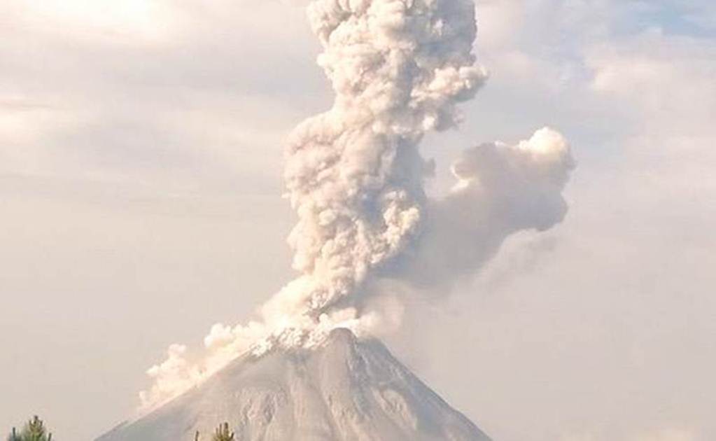 Volcán de Colima emite cuatro exhalaciones 