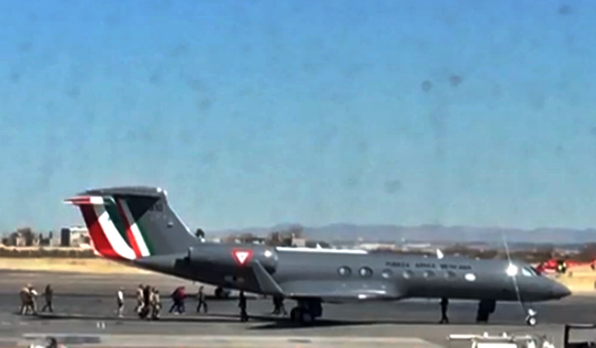 Tras revisar aduana de Ciudad Juárez, AMLO aborda aeronave de la FAM rumbo a Coahuila