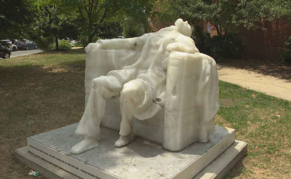 Calor derrite la cabeza de una estatua de Lincoln en Washington y se hace viral