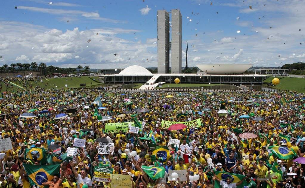 Miles de brasileños protestan contra gobierno de Rousseff