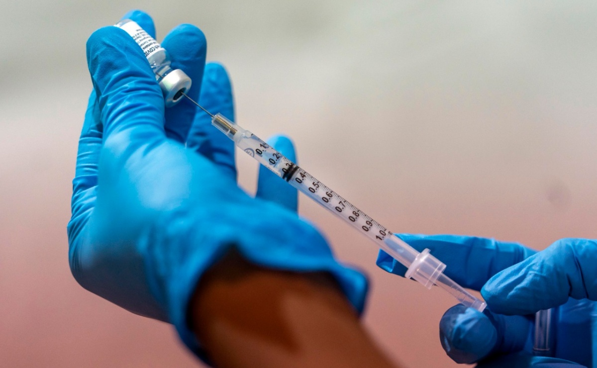Hombre se vacunó 5 veces; usó Pfizer, AstraZeneca y más