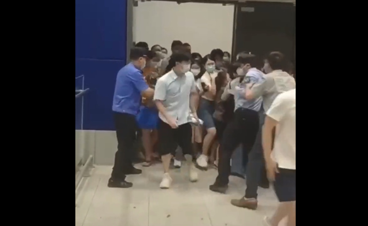 Compradores salen huyendo de tienda en Shanghái al anunciarse confinamiento por caso Covid