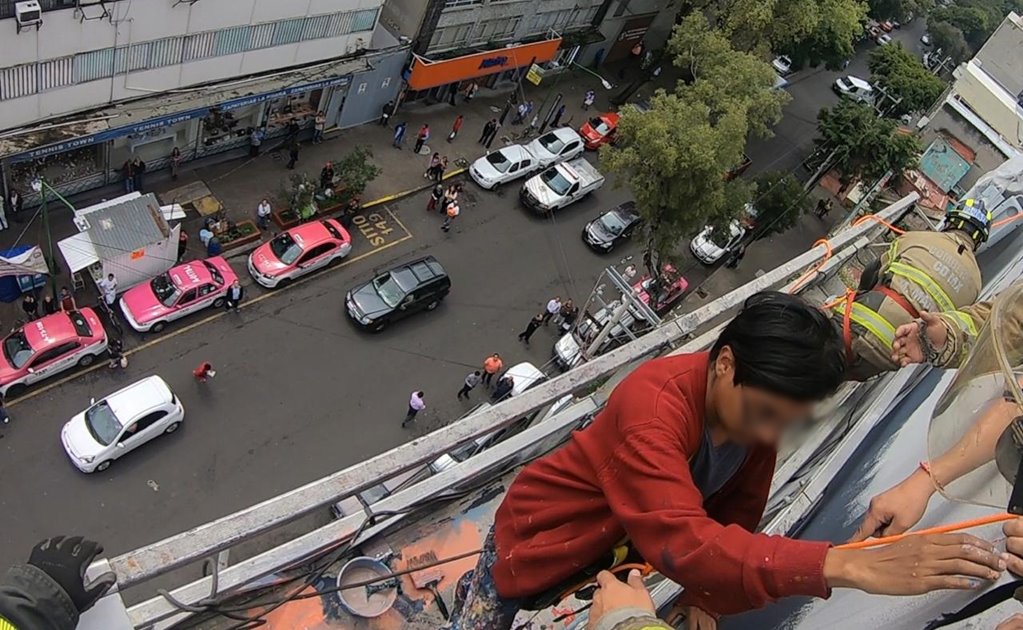 Pintor realizaba mural en edificio del Metro San Cosme y queda varado