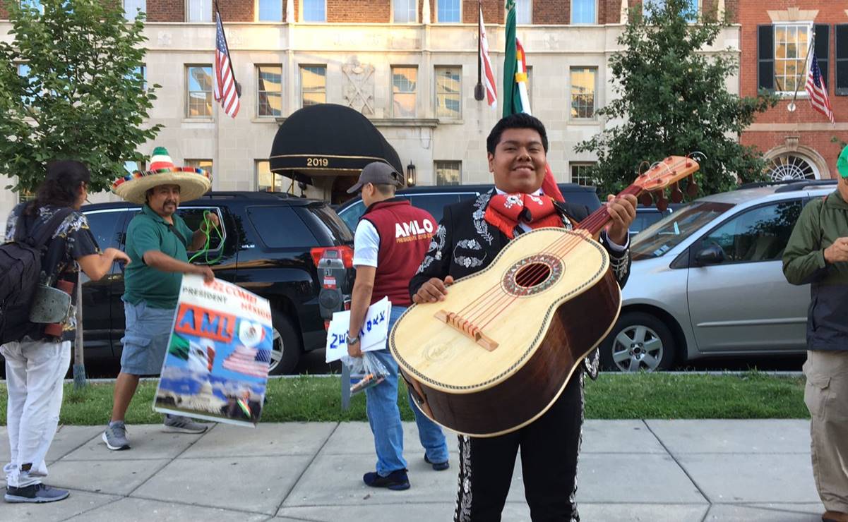 Dan serenata al presidente Andrés Manuel López Obrador en EU