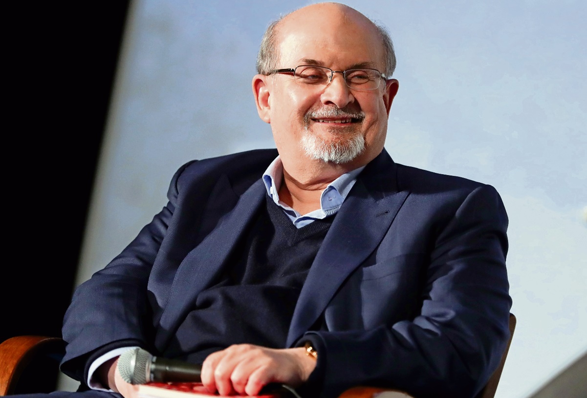 Salman Rushdie adelantó un fragmento de su próxima novela, a cuatro meses del ataque que sufrió 