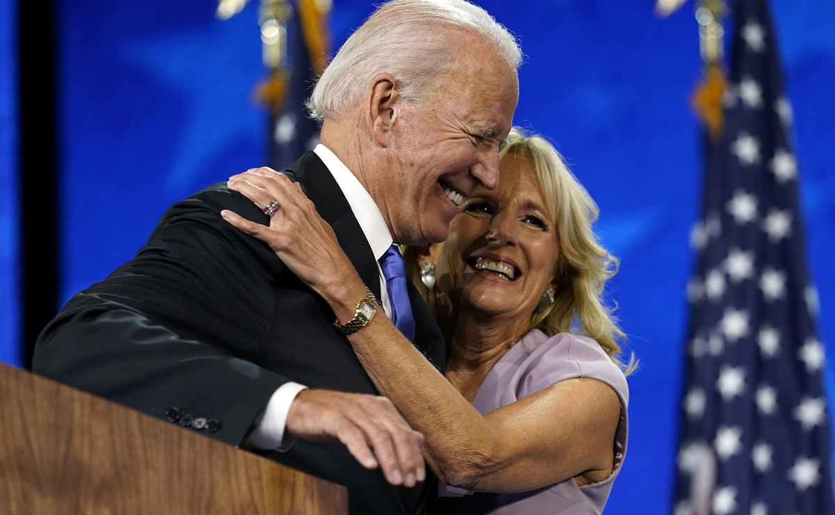 Jill Biden envía unos corazones en señal de apoyo a Biden tras anunciar su salida