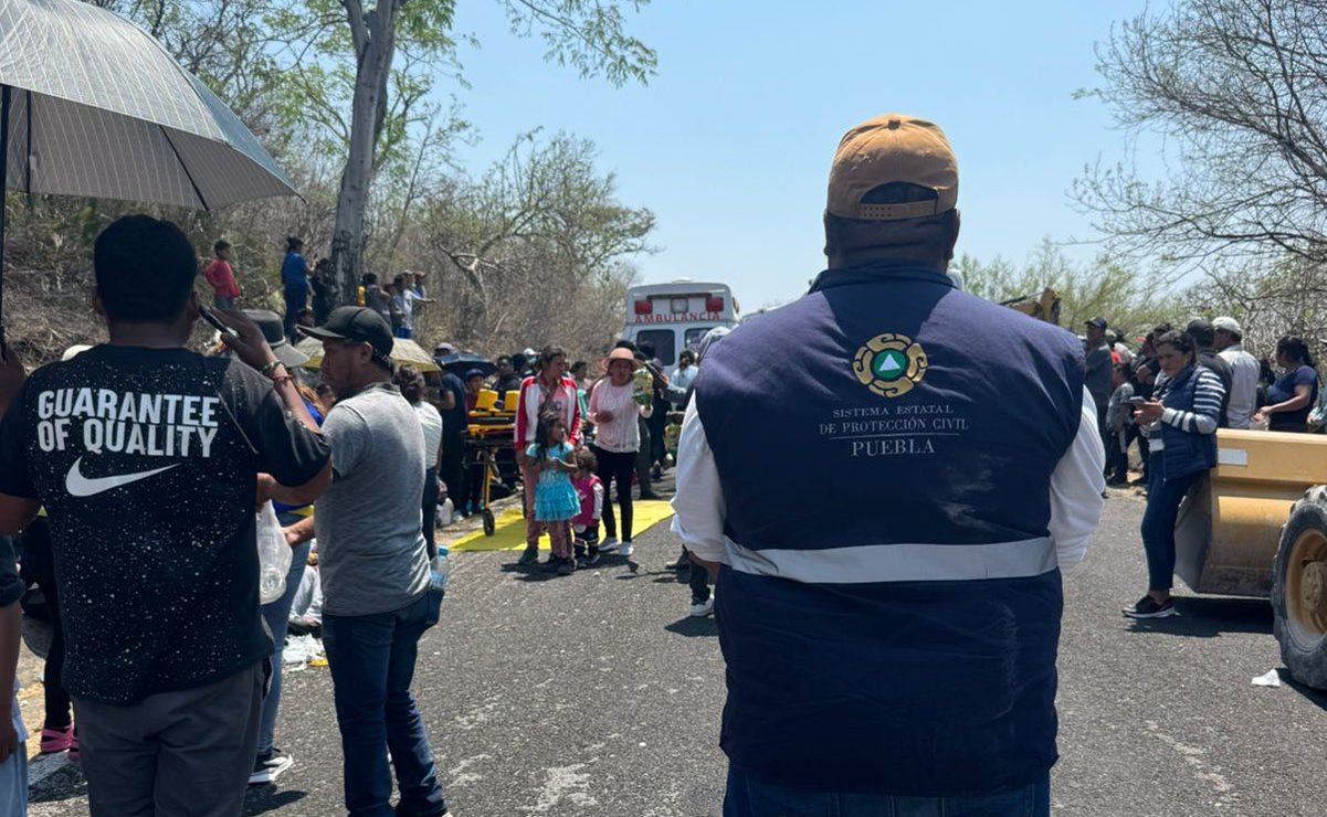 Vuelca autobús de peregrinos en Puebla; reportan 3 muertos y 10 heridos