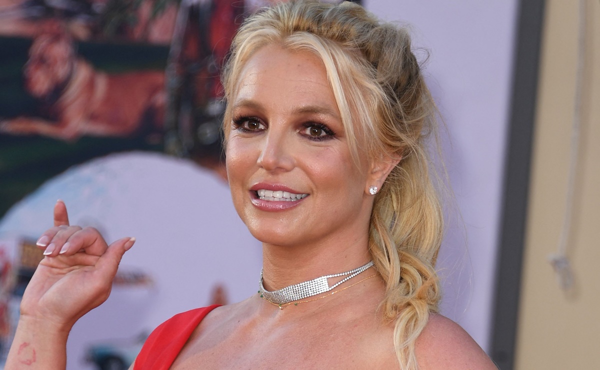 Britney Spears se pone diminuto bikini amarillo en la playa y presume figura de impacto