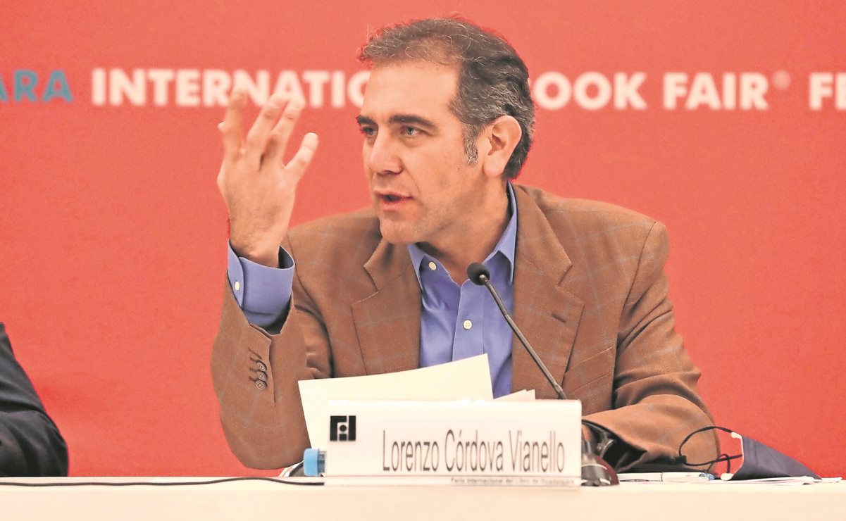 Llama Lorenzo Córdova a “no dar un paso atrás en defensa de democracia”