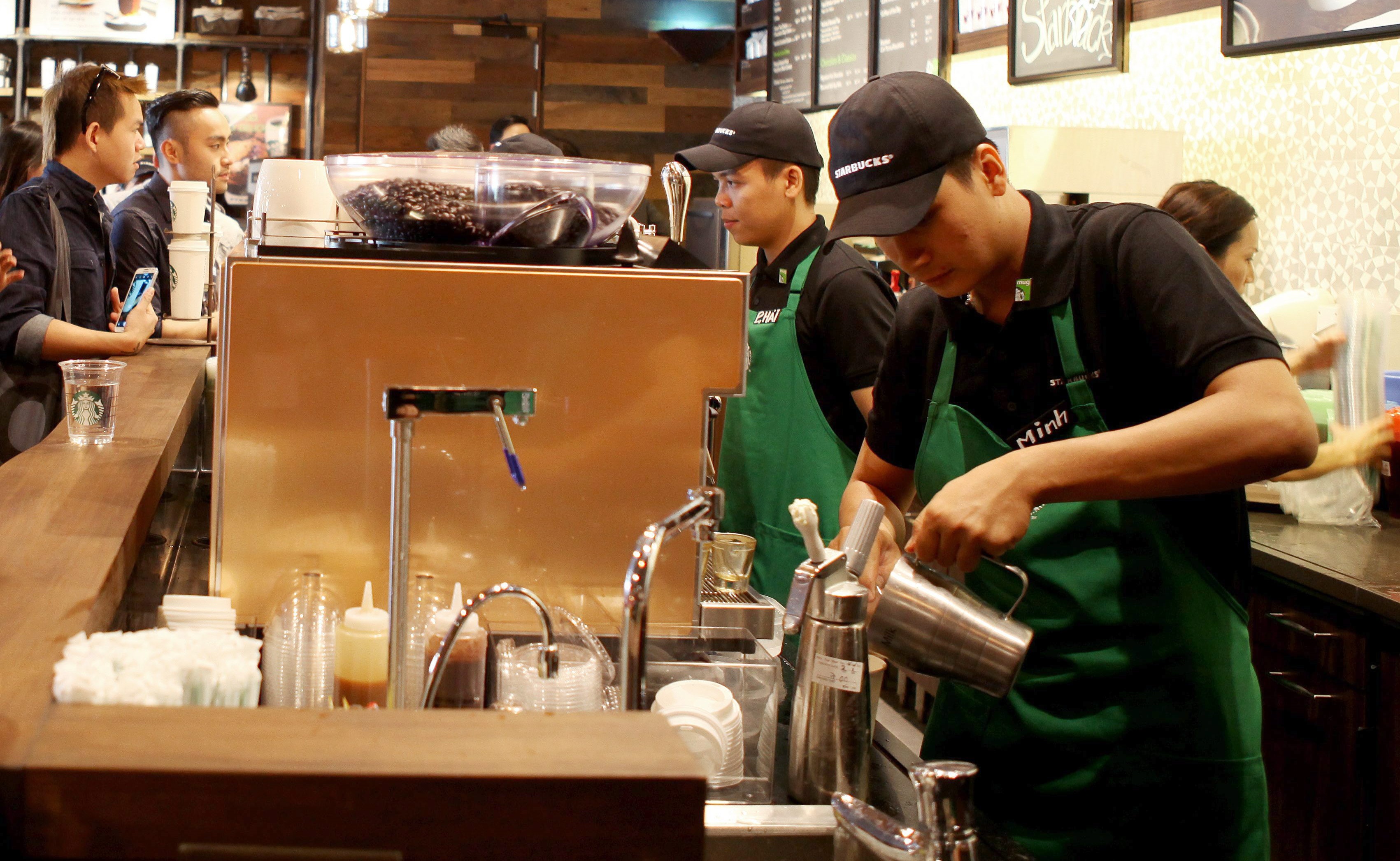 Starbucks evalúa un recorte de personal