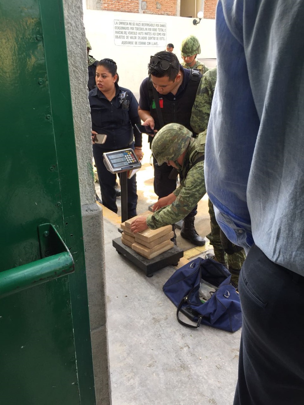 Con ayuda de perros, detectan cocaína oculta en una camioneta en Chiapas