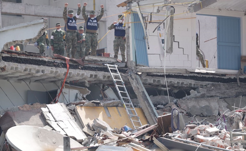 Suman 26 rescatados en edificio de Álvaro Obregón