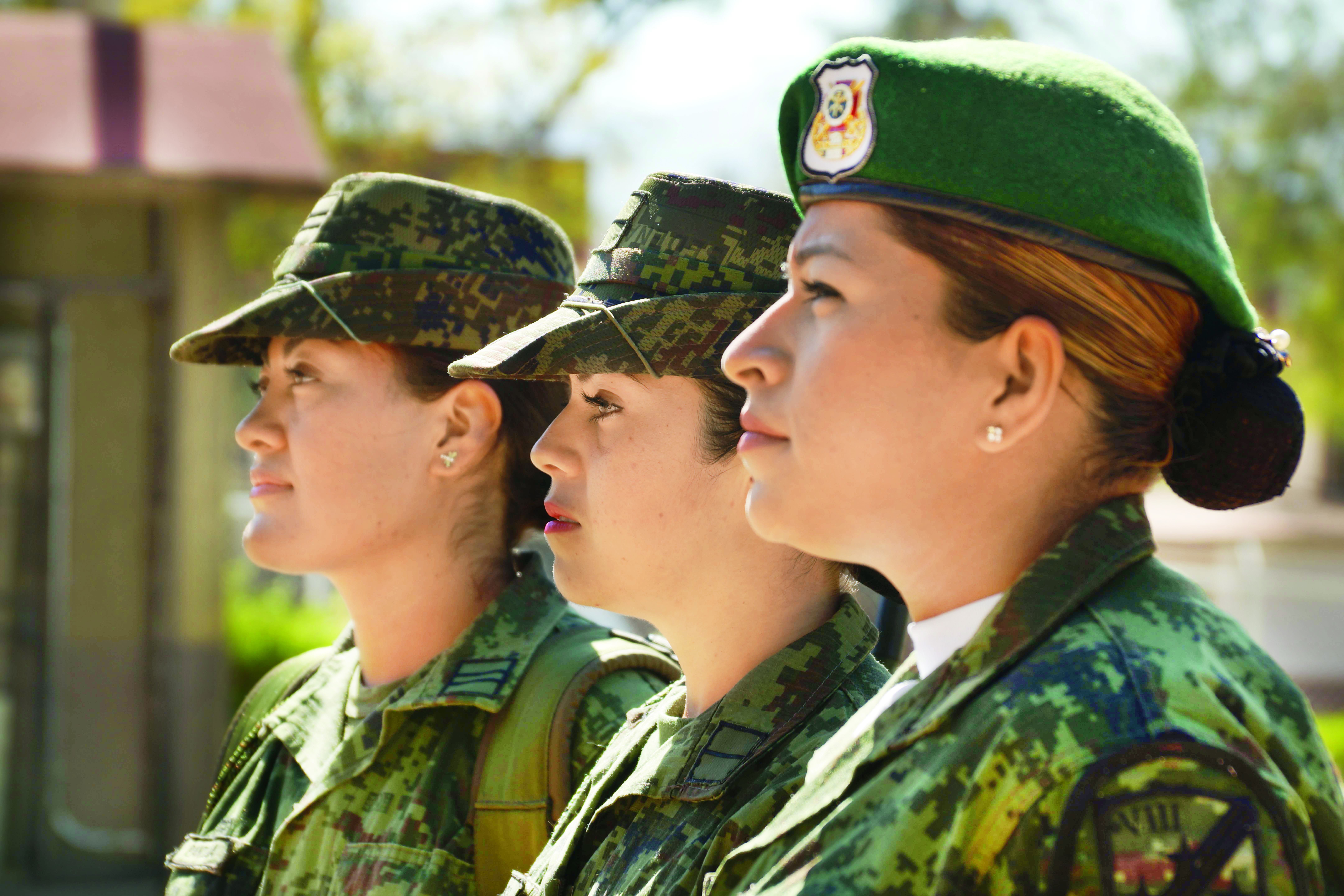 Milicia femenina: Cuidan a sus hijos y al país