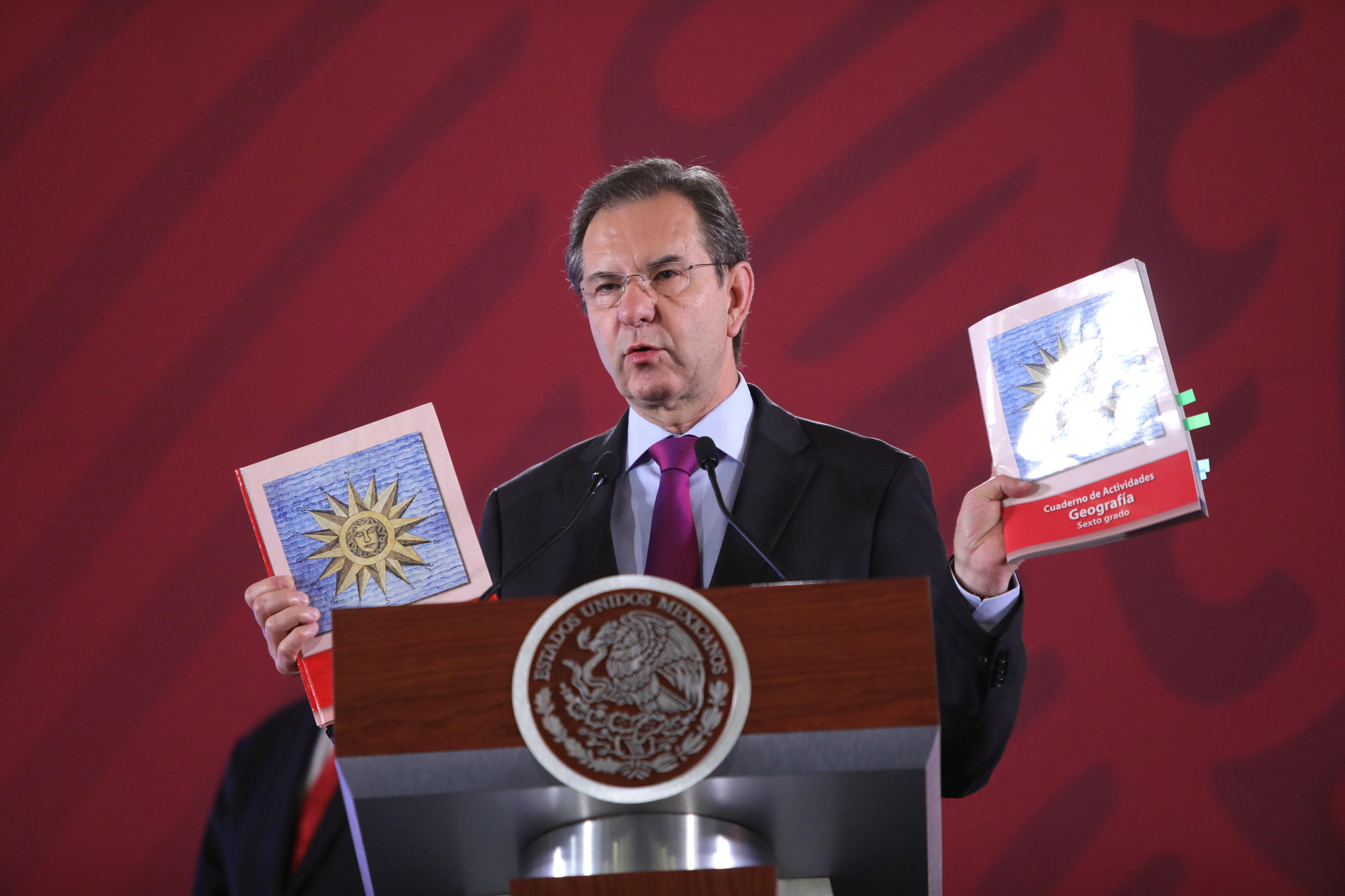 Libros de texto gratuito mencionan victoria de AMLO como presidente de México