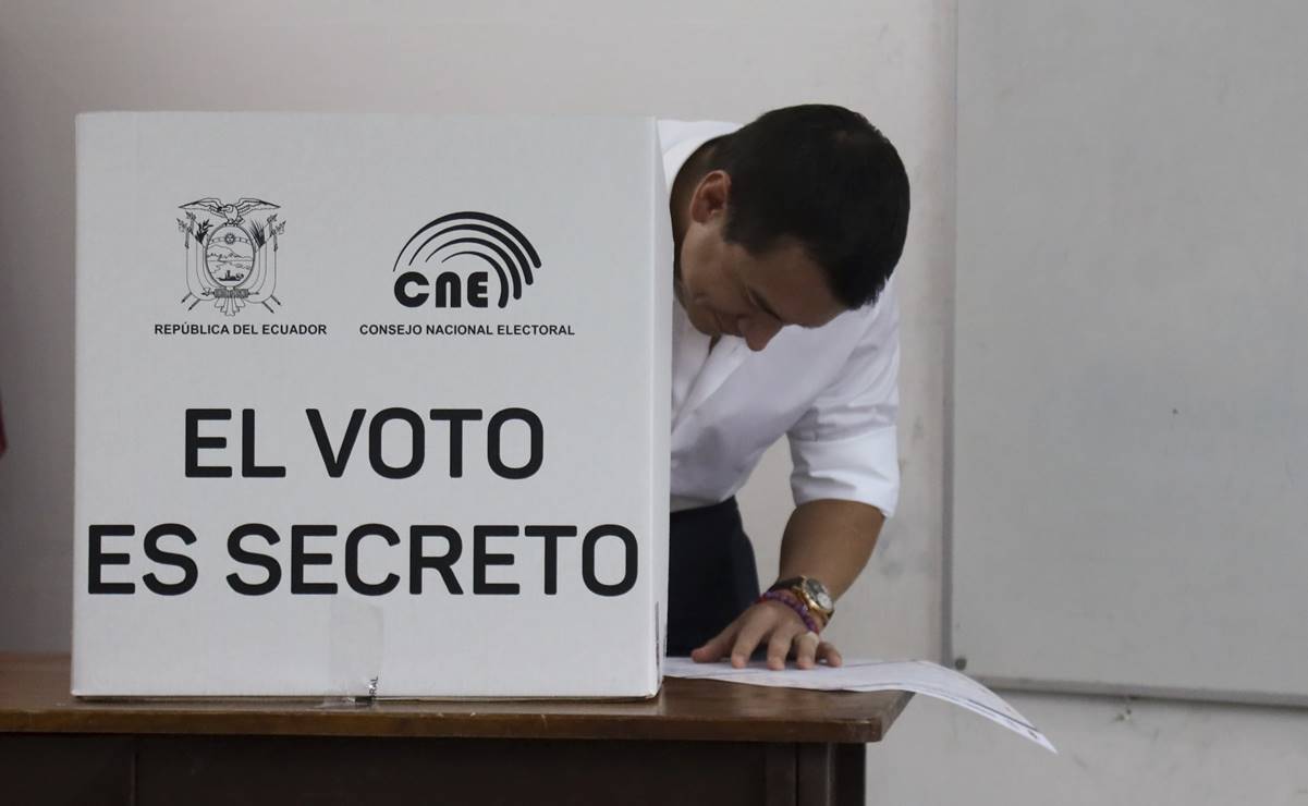 El presidente de Ecuador, Daniel Noboa vota en el referéndum de Ecuador sin dar declaraciones