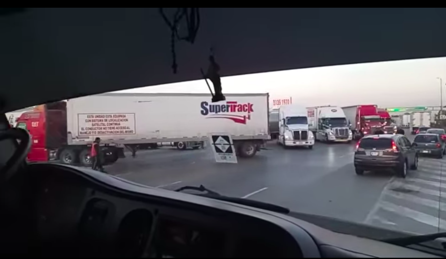 Transportistas bloquean en ambos sentidos la autopista México-Queretaro