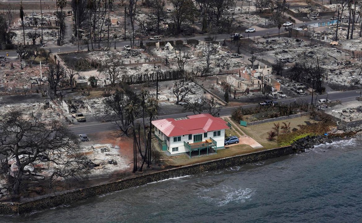 Pese a voraces incendios, así sobrevive una solitaria casa en Hawái entre escombros