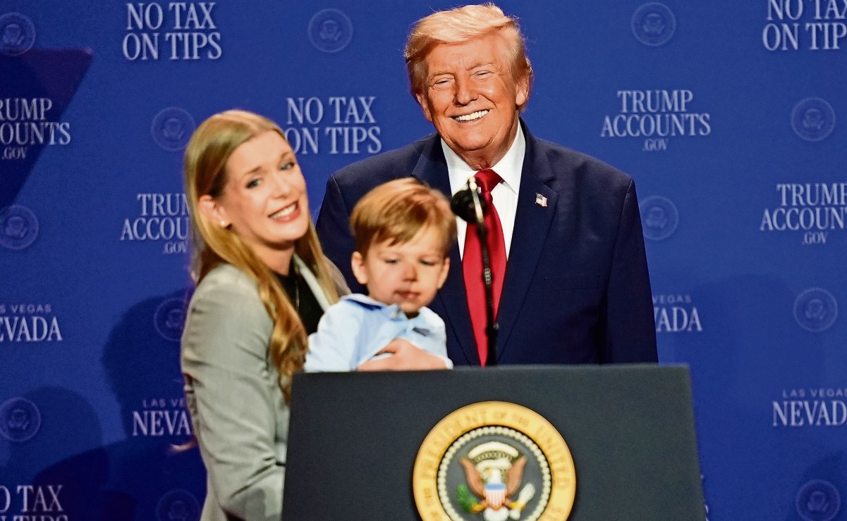 El presidente Donald Trump, ayer con una familia local en un acto en el Red Rock Casino Resort and Spa de Las Vegas. Foto: AP