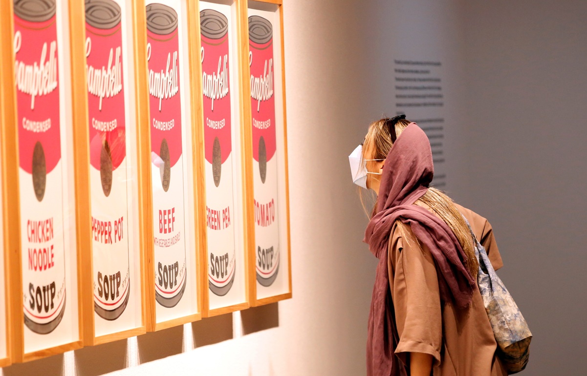 15 minutos de fama para Andy Warhol en Teherán, el arte pop fascina a espectadores iraníes 