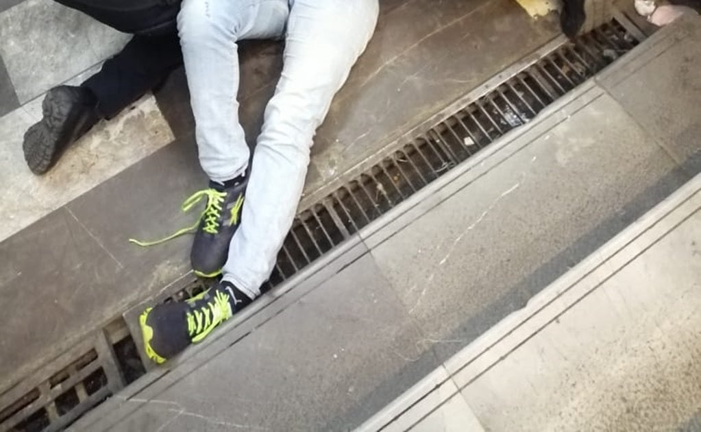 Mujer cae de cabeza en escaleras del Metro Tacubaya