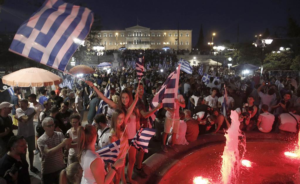Grecia: Miles celebran victoria del “no”