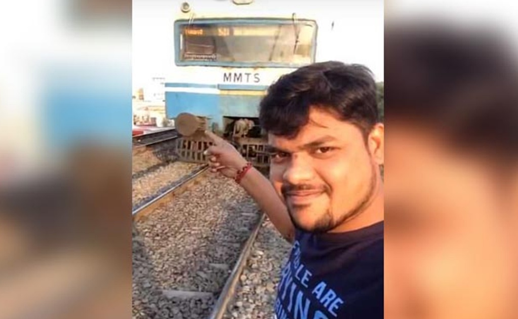Video. Joven en India intenta tomarse selfie y es arrollado por un tren