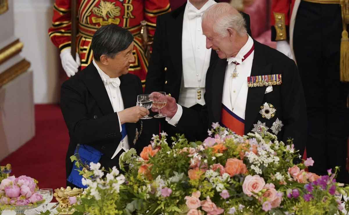 Rey Carlos III ofrece cena al emperador de Japón para celebrar su amistad 