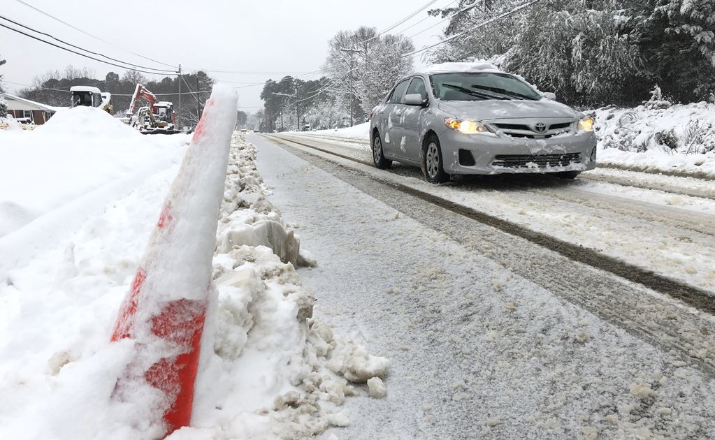 Tormenta invernal provoca cierres de carreteras y vuelos cancelados en EU